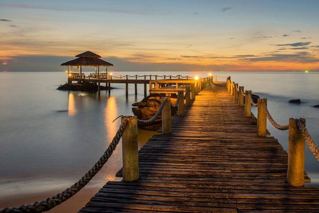 Papermoon Fototapete »Wooded bridge pier between sunset«, glatt-Tapeten-Inspirationen