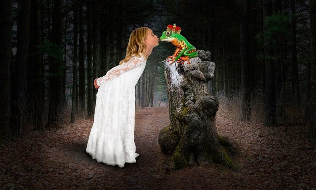 Papermoon Fototapete »Prinzessin küsst den Frosch«, samtig, Vliestapete, hochwertiger Digitaldruck, inklusive Kleister-Tapeten-Inspirationen