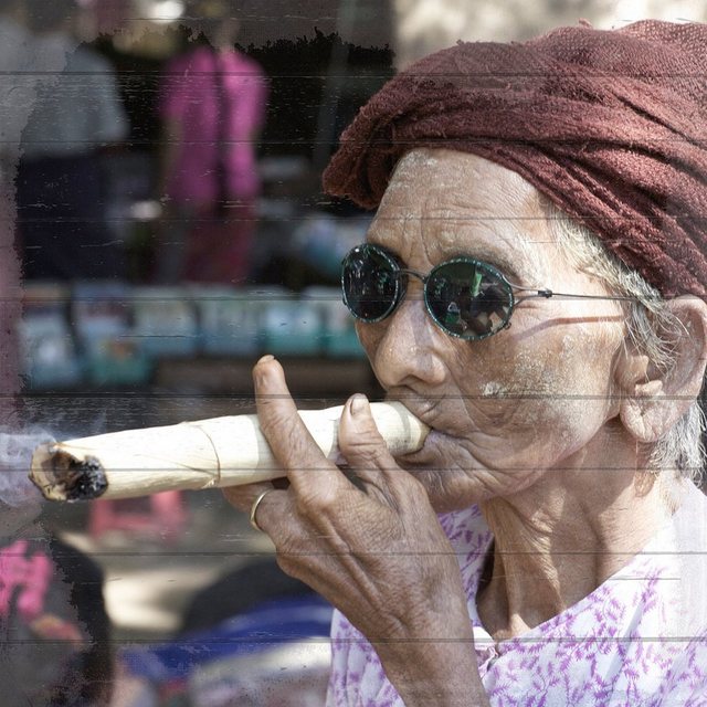 queence Holzbild »Cubanische Frau mit Zigarre«, 40x40 cm-Bilder-Inspirationen